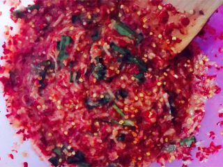 3、韩式辣白菜,下面我们来做腌制要用的酱料。加少量水在锅内煮沸后放入糯米粉，要用铲子不停的搅拌，直至粘稠即可关火盛出。把先前打碎的果泥加入到糯米糊中搅拌均匀，再将白萝卜丝加入搅拌，搅拌均匀后加入辣椒面和韭菜段，最后依据个人口味加入适量的味精，糖，盐就可以了。（个人喜欢多加点糖，味道很赞呢。）