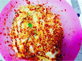 5、韩式辣白菜,把抹好的白菜放到容器里，剩余的酱料涂抹到没有被涂抹到地方。(最好用大的密封容器，没有的可以用大一点的盆然后包裹上保鲜膜)