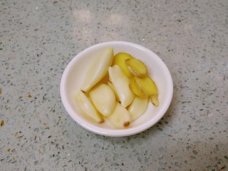 5、栗子焖鸡,生姜切片，蒜头剥成完整的蒜瓣。