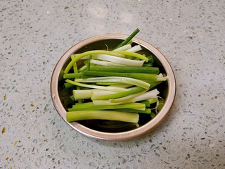 6、栗子焖鸡,葱切段。