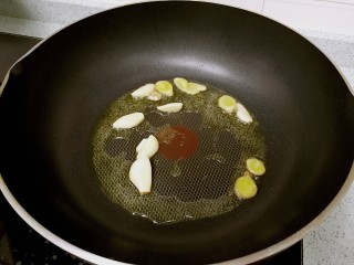 7、栗子焖鸡,炒锅里热油，爆香姜蒜。