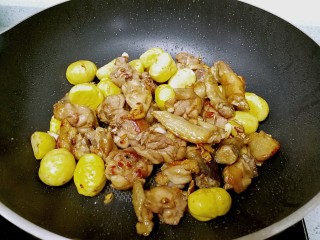 10、栗子焖鸡,倒入栗子，大火翻炒片刻。