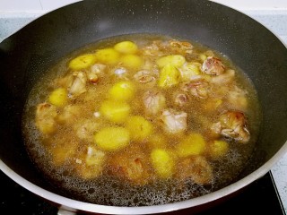 11、栗子焖鸡,倒入热水，没过鸡块和栗子，大火烧至收汁。