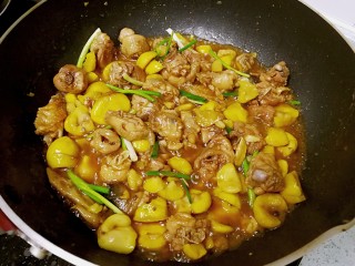 13、栗子焖鸡,翻炒一下，收小火。