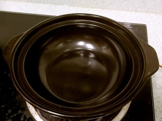 14、栗子焖鸡,取一个干净的砂锅，坐大火烧热。