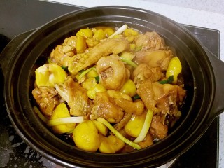 15、栗子焖鸡,倒入炒好的栗子鸡块，关火，盖盖子。