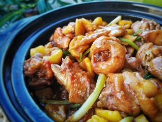 16、栗子焖鸡,直接上桌开盖，砂锅里还保持着滋滋的响声。