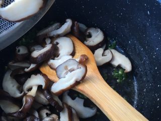 10、蚝油香菇,倒入香菇快速翻炒