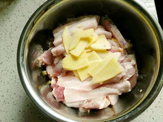 3、粉蒸肉,姜直接切成片。
