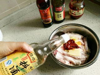 4、粉蒸肉,依次加入料酒、生抽,老抽、豆瓣酱、五香粉。