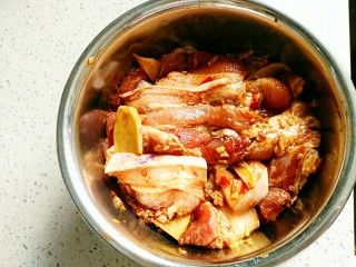 5、粉蒸肉,所有的调料放入后拌匀。放入冰箱腌制20到30分钟,如果时间充足一到两个小时都可以。