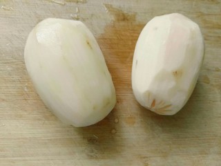 8、粉蒸肉,藕去皮切块。