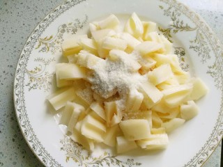 9、粉蒸肉,放入一点点盐和五香粉。直接拌入米粉。