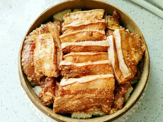 11、粉蒸肉,腌制好并拌好米粉的五花肉,一片一片排入蒸笼内。