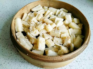 10、粉蒸肉,拌匀后铺入笼屉里面。