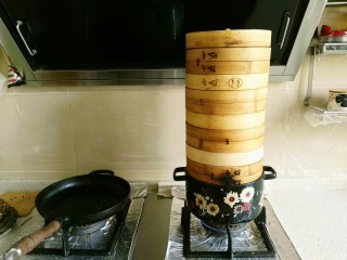 12、粉蒸肉,大火烧开水后,中火上笼蒸50分钟。其实我是很会勤俭持家的,不能浪费能源呀!一层蒸红薯、一层蒸土豆、一层粉蒸肉,最上面的一层蒸的南瓜,看来,我在某宝上买的四层小蒸笼还是很好用的。