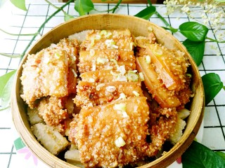 13、粉蒸肉,直接撒上葱花就可以开吃,