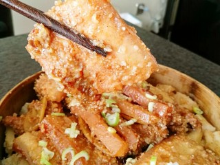 14、粉蒸肉,我能说这么大块儿的。我一下吃了五块。吃一口肉,在吃一口打底的蒸藕, 有荤有素。肉吃到嘴里肥而不腻,软软糯糯,入口即化。并且这个藕超级好吃。虽然我在制作的时候就放了一点点盐和五香粉调味,但是。在蒸制过程当中藕吸收了蒸肉多余的油脂、也吸足了肉的鲜香,吃完后让人回味无穷,非常好吃。现在我们家做饭很少用鸡精,虽然放了鸡精之后味道非常好。平时除了做汤的时候放一点,其他的时候能不放就不放,在口味上尽量的保持食物原本的香味,所以现在我们家少爷出去吃饭是非常反感的,外面的饭口味太重。(哈哈,又在变相的表扬自己,做饭好吃)