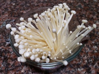 3、酸汤牛肉,将金针菇去根洗净备用。