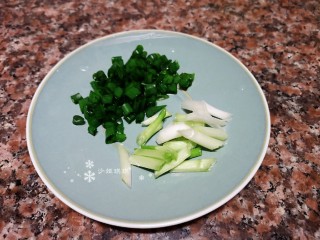 4、酸汤牛肉,将小葱头切段，葱叶切圈。