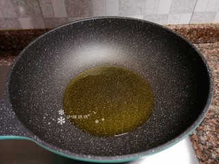 6、酸汤牛肉,热锅倒油烧至八成热。