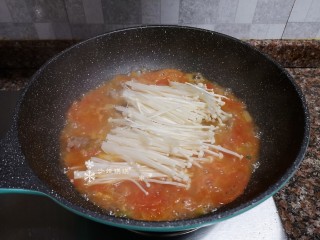 10、酸汤牛肉,放入金针菇煮2分钟。