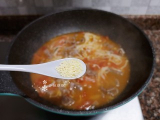 12、酸汤牛肉,加入适量鸡精翻炒均匀即可出锅。