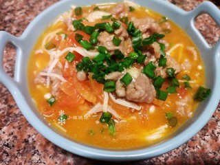 13、酸汤牛肉,最后撒上葱花。