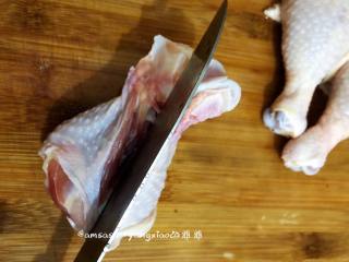 2、盐焗鸡腿肉,竖着切一刀，轻轻松松就把鸡腿肉给取下来了