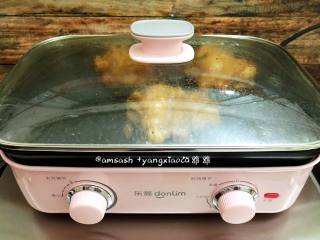 8、盐焗鸡腿肉,然后把鸡腿肉翻个面继续煎至，盖上盖子，这样可以缩短煎制时间，鸡腿肉熟得更快