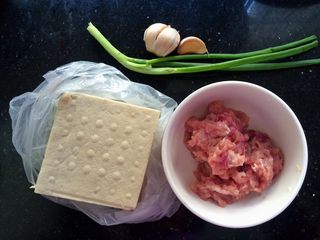1、家常肉末豆腐,准备食材