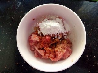 2、家常肉末豆腐,肉末加少许胡椒粉，生抽，淀粉，半勺油