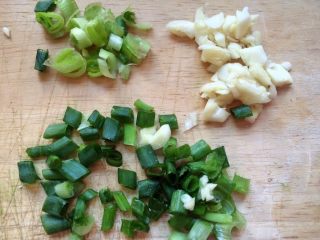 7、家常肉末豆腐,切好蒜末，葱花