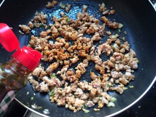 11、家常肉末豆腐,加入1勺生抽，半勺的豆瓣酱，家里有小朋友一起食用，不要放太辣了