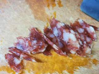 2、广式煲仔饭,腊肠切薄片。