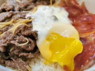 11、广式煲仔饭,鸡蛋熟得刚刚好，蛋黄流入牛肉和米饭中，更香滑！