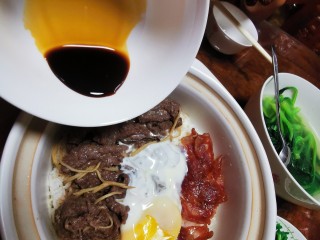 10、广式煲仔饭,浇上酱油，拌均匀，即可享用。