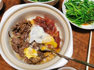 12、广式煲仔饭,蔬菜洗干净，另外煮熟，配着饭吃，完美的一餐。