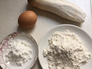 1、椒盐味干炸杏鲍菇,准备食材