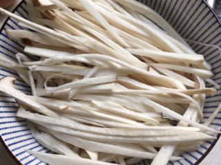 4、椒盐味干炸杏鲍菇,挤掉腌出的水份