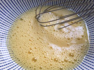 5、椒盐味干炸杏鲍菇,鸡蛋打散