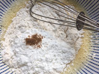 6、椒盐味干炸杏鲍菇,加入面粉、玉米淀粉、椒盐粉搅拌均匀