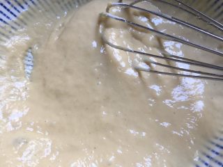 7、椒盐味干炸杏鲍菇,搅拌好的蛋糊