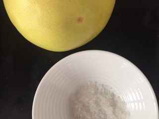 1、清火润肺蜂蜜柚子酱,柚子表皮先用粗盐搓几遍；