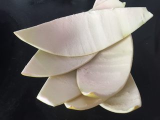 4、清火润肺蜂蜜柚子酱,全部柚子皮处理好；