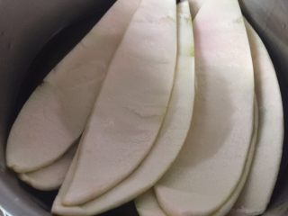 5、清火润肺蜂蜜柚子酱,将柚子皮用温盐水浸泡15分钟，冲洗干净；
