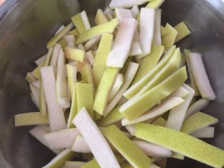 6、清火润肺蜂蜜柚子酱,把柚皮切/剪成约1厘米大小；