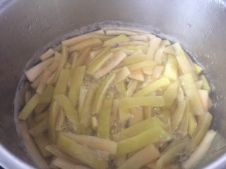 8、清火润肺蜂蜜柚子酱,煮10分钟左右；