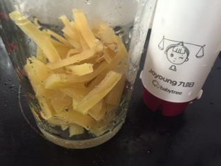 9、清火润肺蜂蜜柚子酱,冲洗冷却后将2/3的柚皮用料理棒打成泥，另1/3柚皮保留待用；