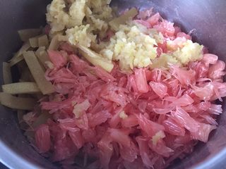 10、清火润肺蜂蜜柚子酱,将柚子的果肉撕去筋膜掰碎，和全部柚皮（含未搅打柚皮）一起放入锅中；